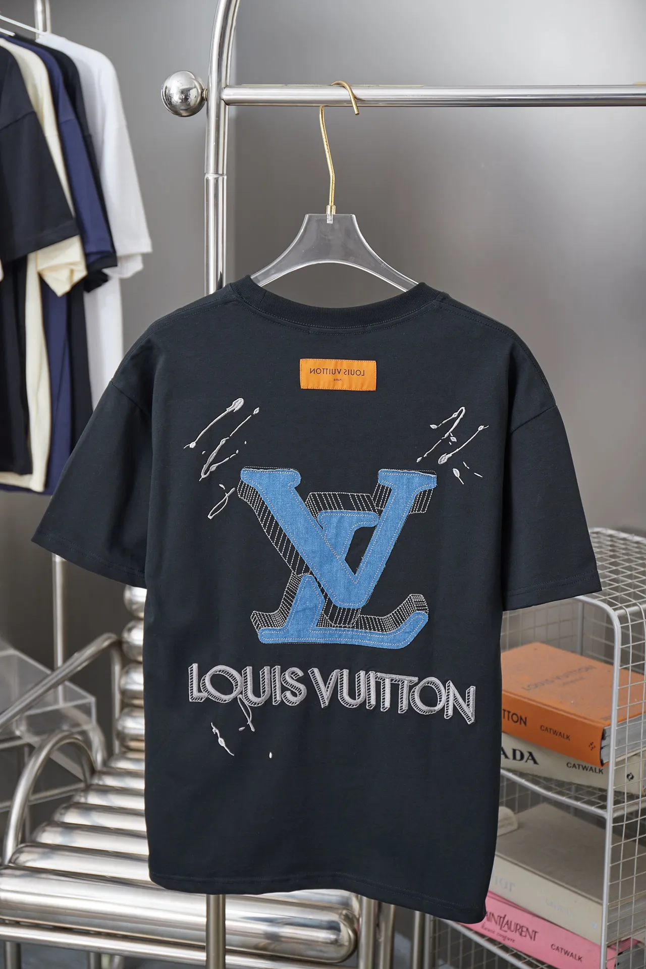🅿️200 1V 25SS early spring new style denim splicing embroidery LV short sleeves light luxury essential item for daily commuting for men and women correct version welcome to compare detailed features · 320g 100% pure cotton double yarn jersey fabric · Special thickened 32 pieces of double-strand 1X1 thread in the same vat custom dyeing · Denim cutting and splicing ➕Various embroidery craft letters · Double needle stitching across seams · Original main mark, washed tag, brand moisture-proof paper packaging Color: black/white Size: S/M/L/XL